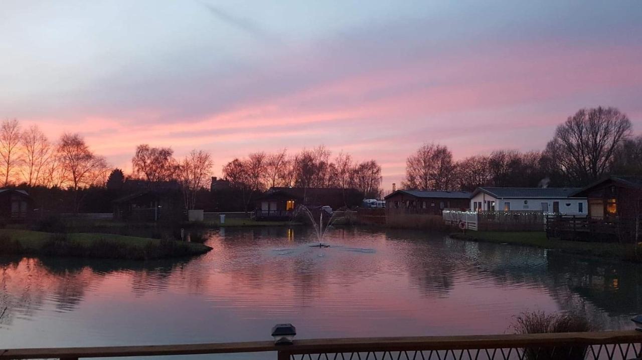 Luxury Lakeside Lodge L1 With Hot Tub Situated At Tattershall Lakes Country Park Esterno foto