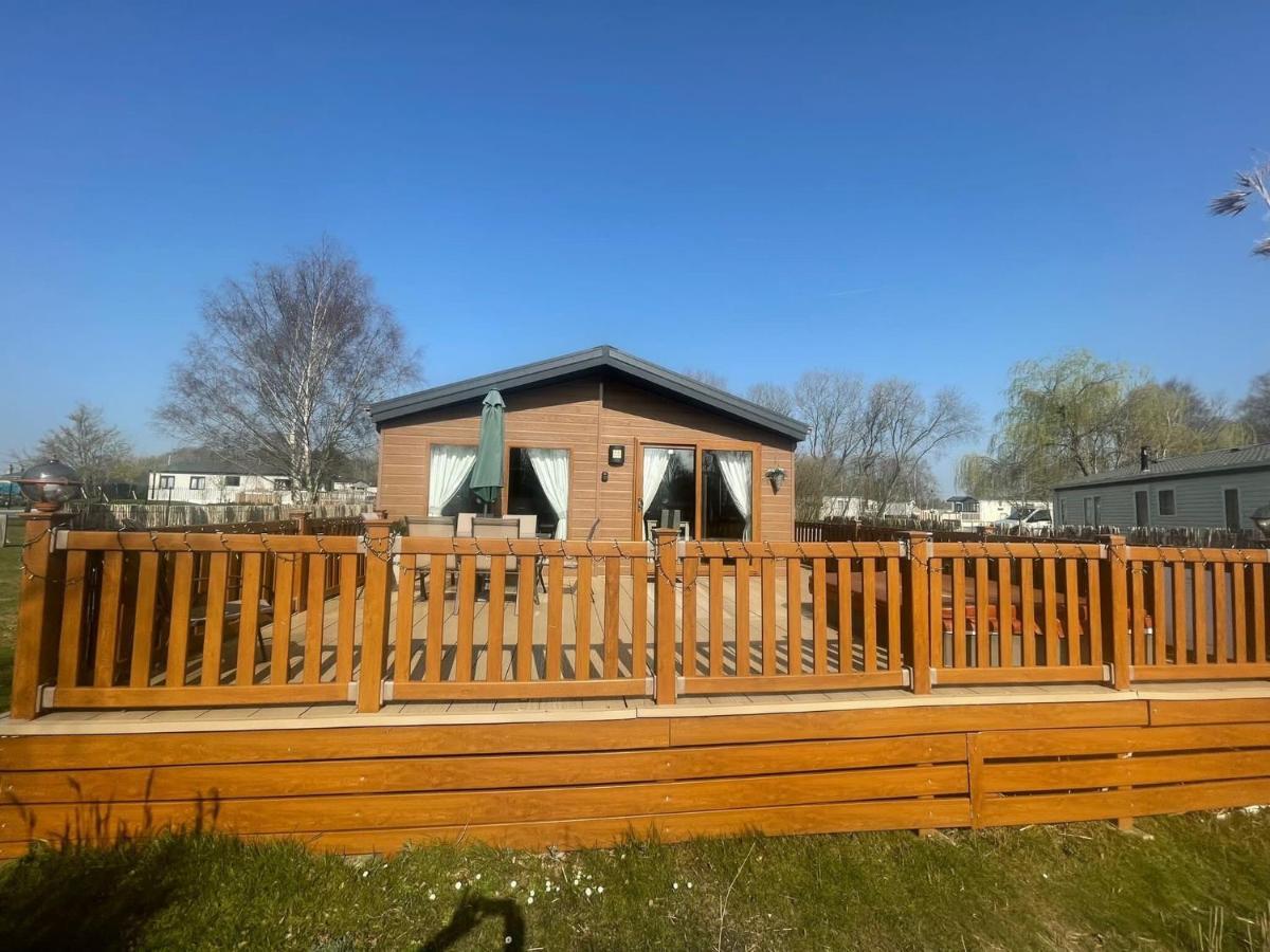 Luxury Lakeside Lodge L1 With Hot Tub Situated At Tattershall Lakes Country Park Esterno foto