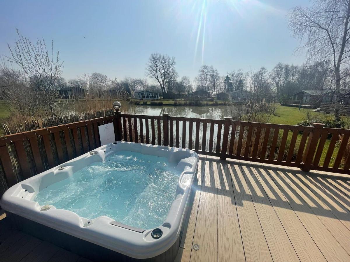 Luxury Lakeside Lodge L1 With Hot Tub Situated At Tattershall Lakes Country Park Esterno foto