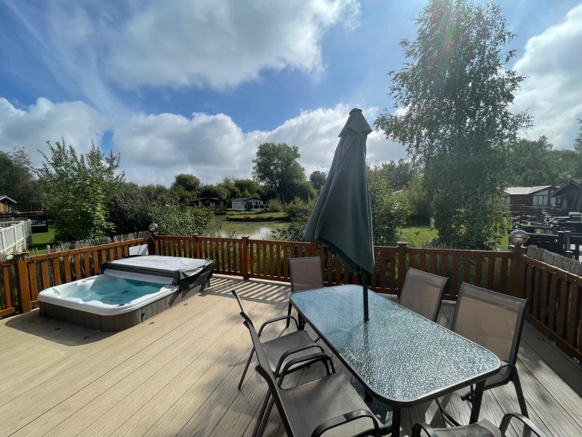 Luxury Lakeside Lodge L1 With Hot Tub Situated At Tattershall Lakes Country Park Esterno foto